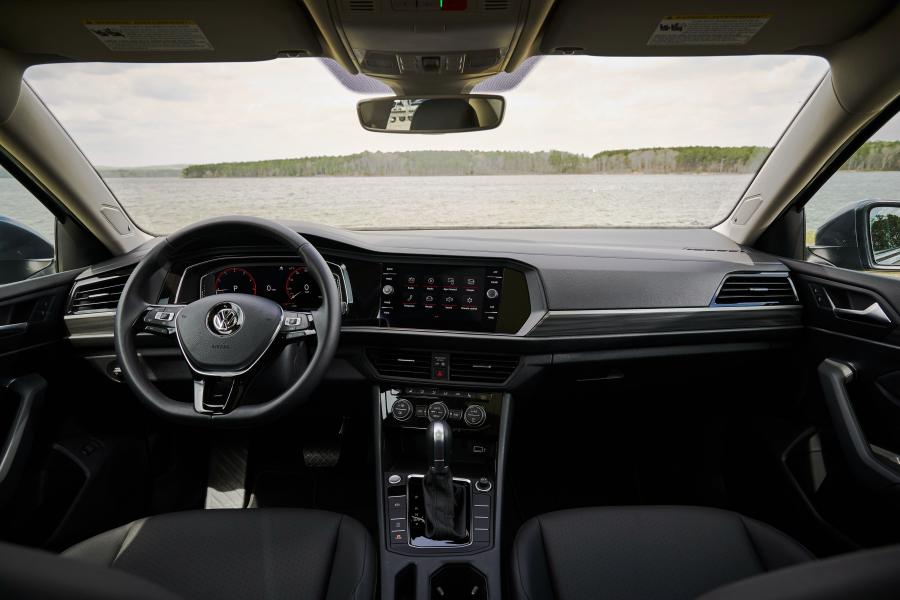 Торпедо Volkswagen Jetta SEL 2018 года  (NA) (фото 4 из 16)